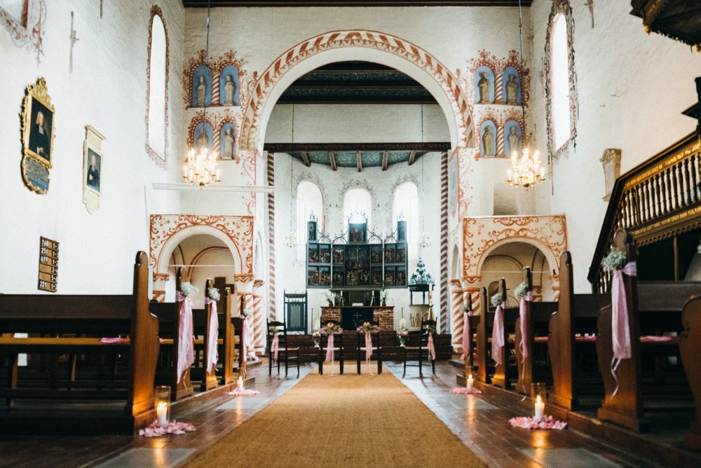 Dekorierte Kirche vor der Trauung