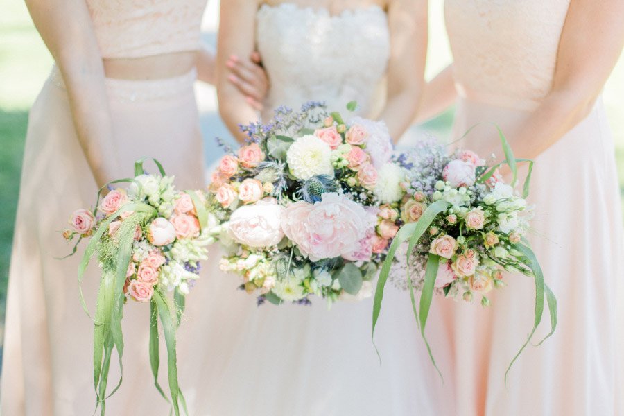 Braut und Brautjungfern mit Blumenstrauß