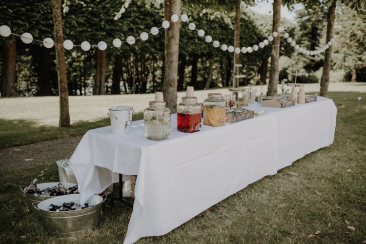 Outdoor Getränkebar bei der Vintage Hochzeit