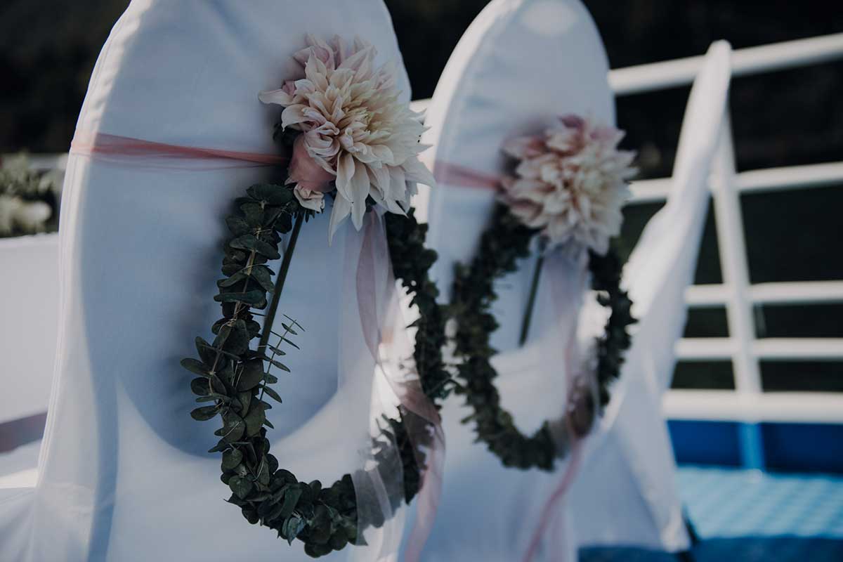 Dekoration der Brautpaarstühle auf dem Schiff