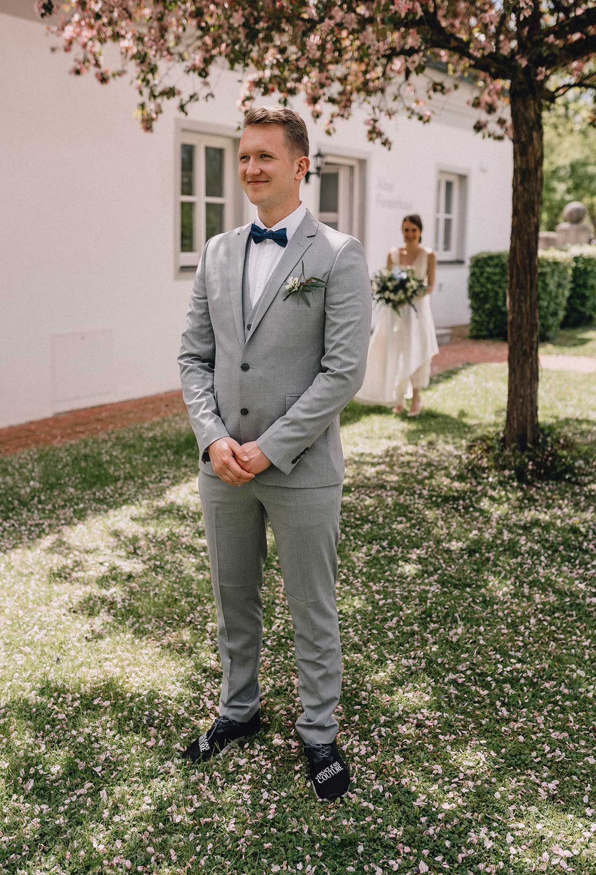 Bräutigam warte im Schlossgarten auf seine Braut