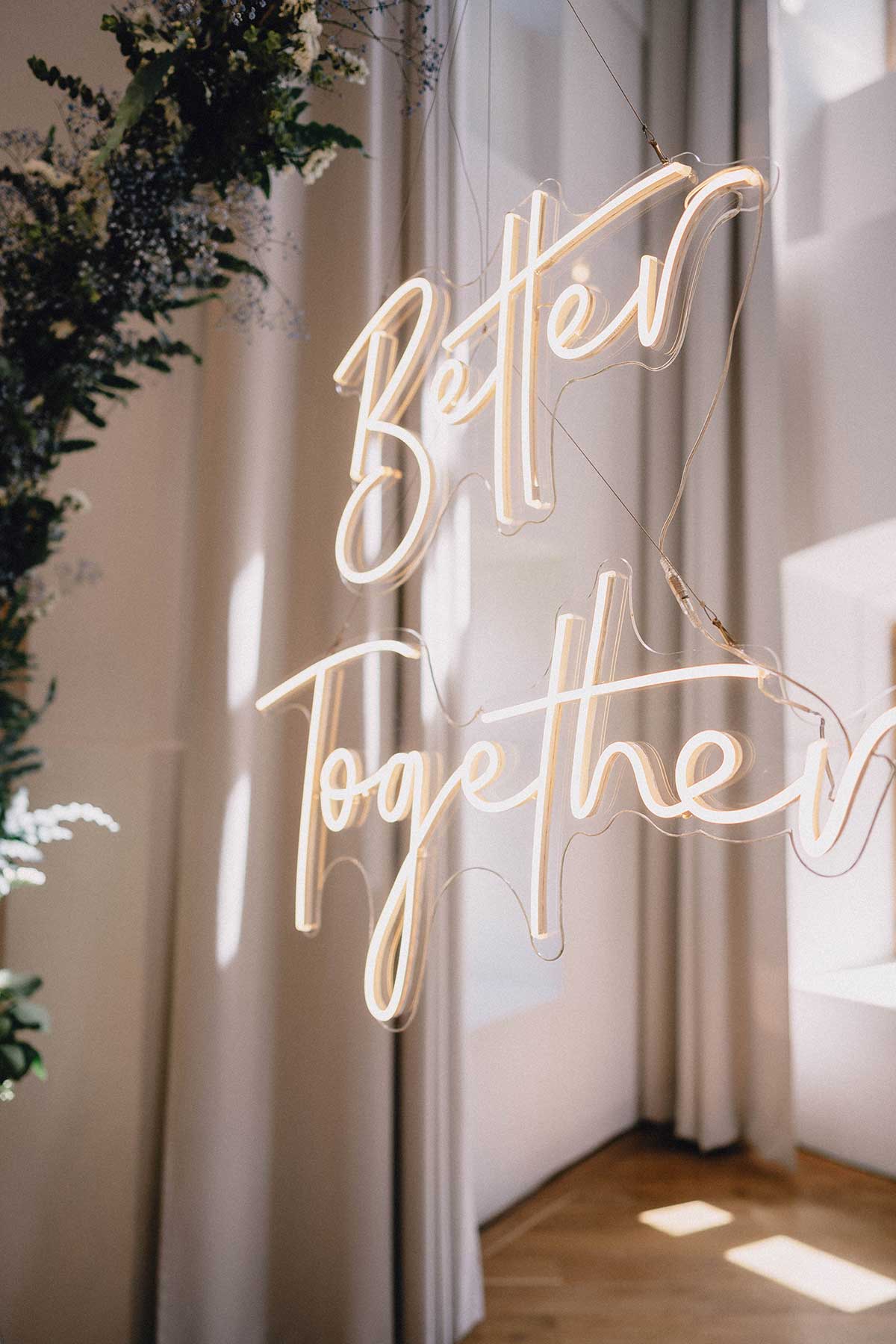 Neon Letters mit dem Schriftzug Better Together bei der Hochzeit