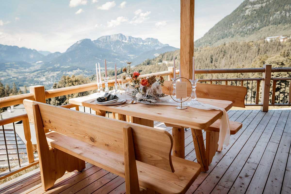 Für das Brautpaar gedeckter Tisch