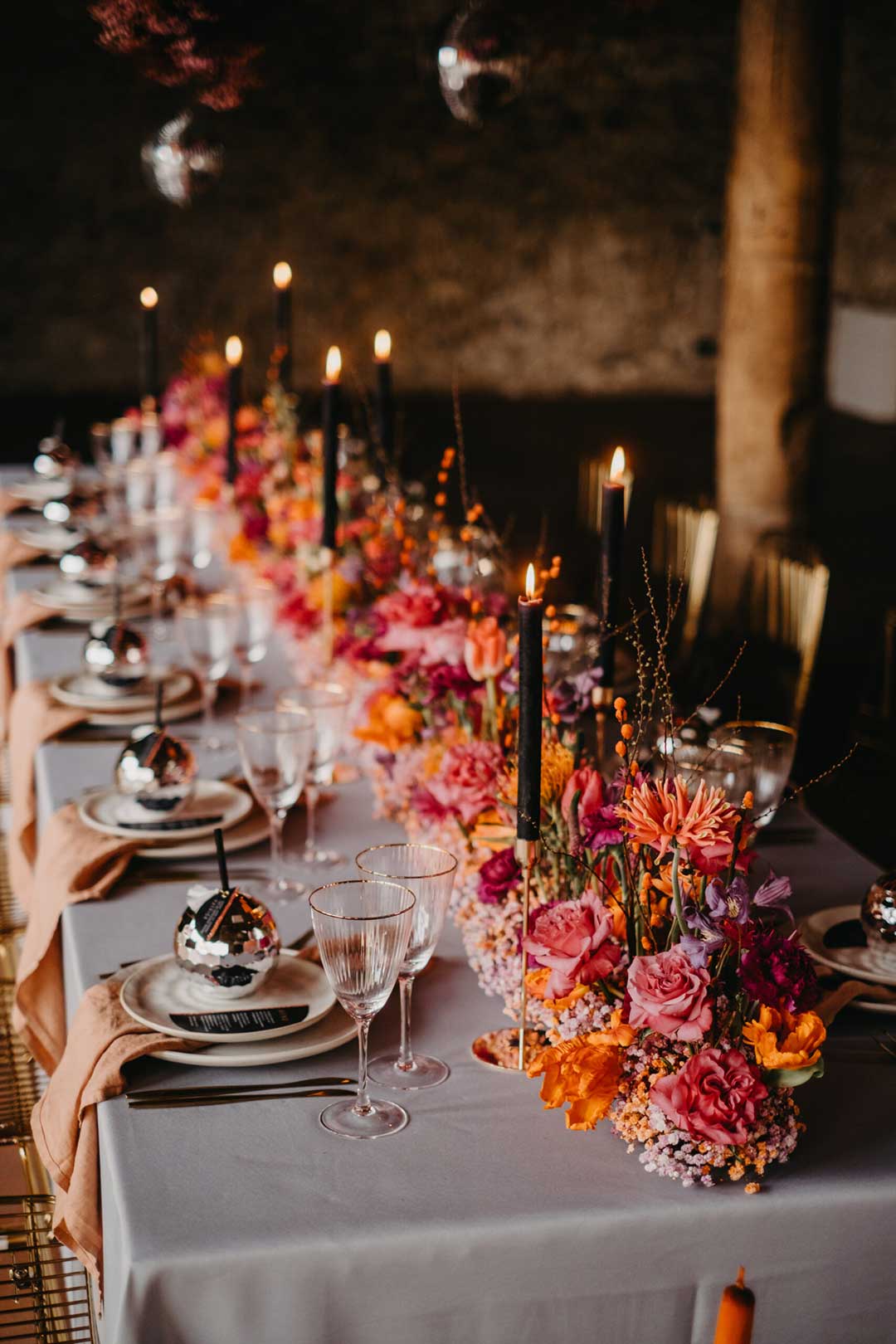 Gedeckter Tisch bei der Festival-Hochzeit