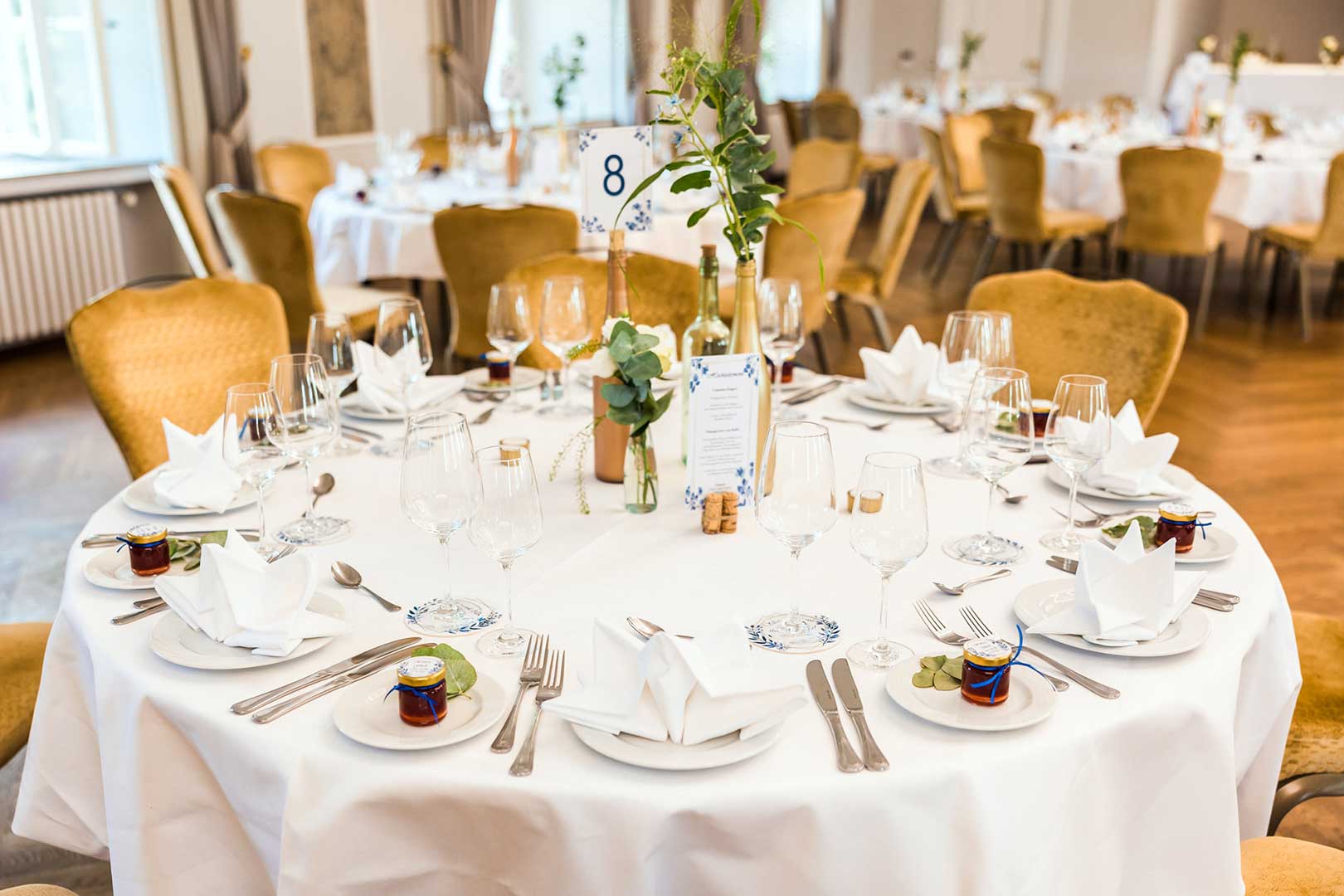 Tischdeko bei der Hochzeit auf einem runden Tisch