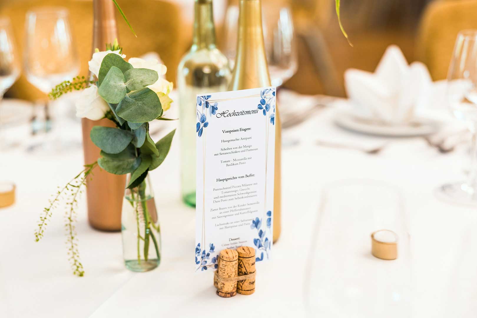 Menükarte bei der Hochzeit in hellblau