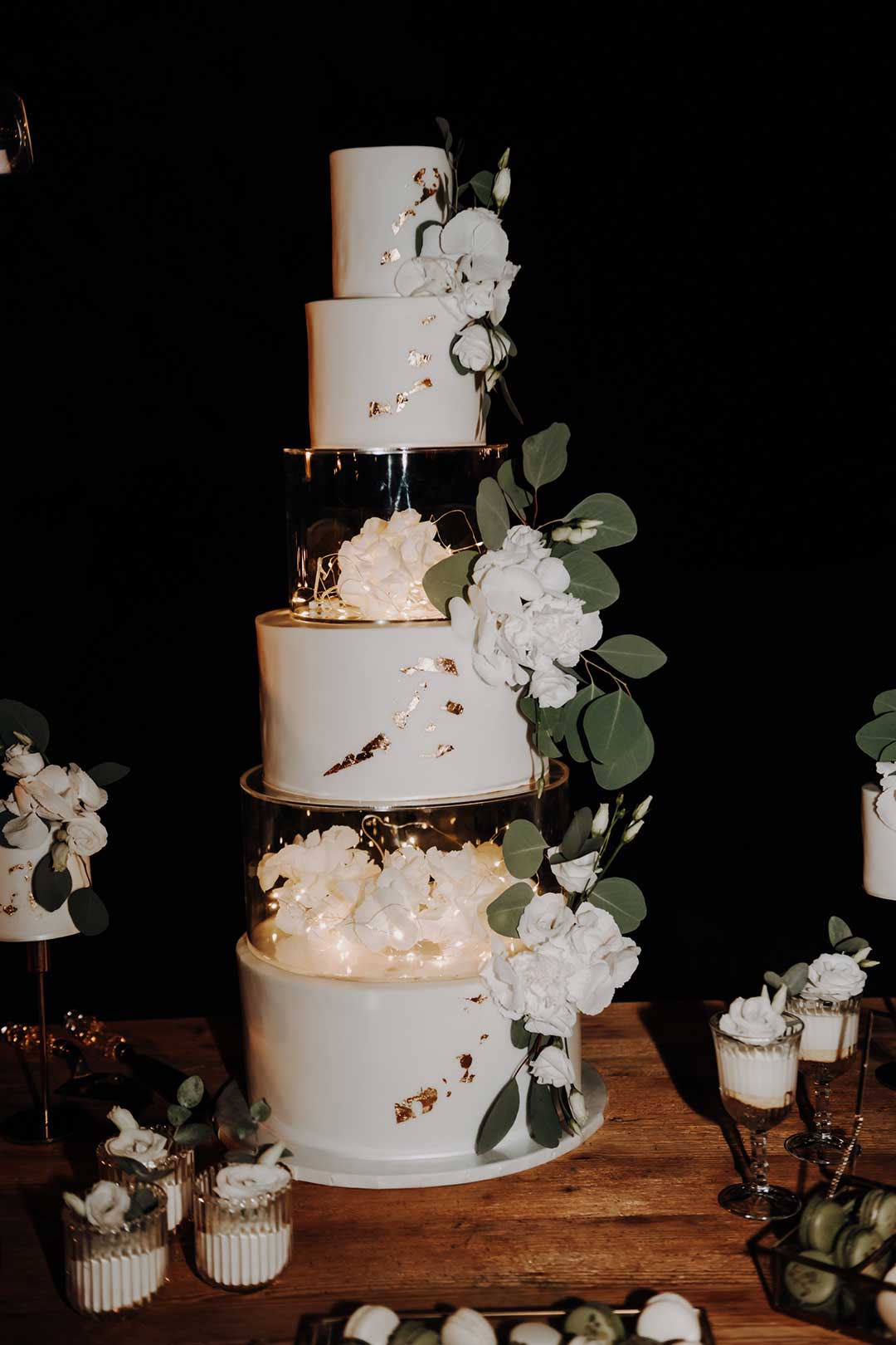 Mehrstöckige Hochzeitstorte in Weiß mit Blattgold